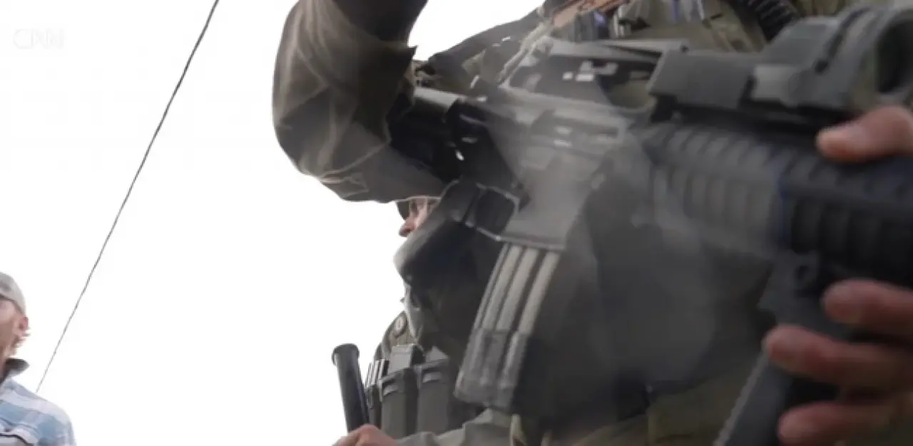 İsrail Batı Şeria’da gazetecilere saldırdı! Silah çekip, boğazını sıktılar! - Resim : 1