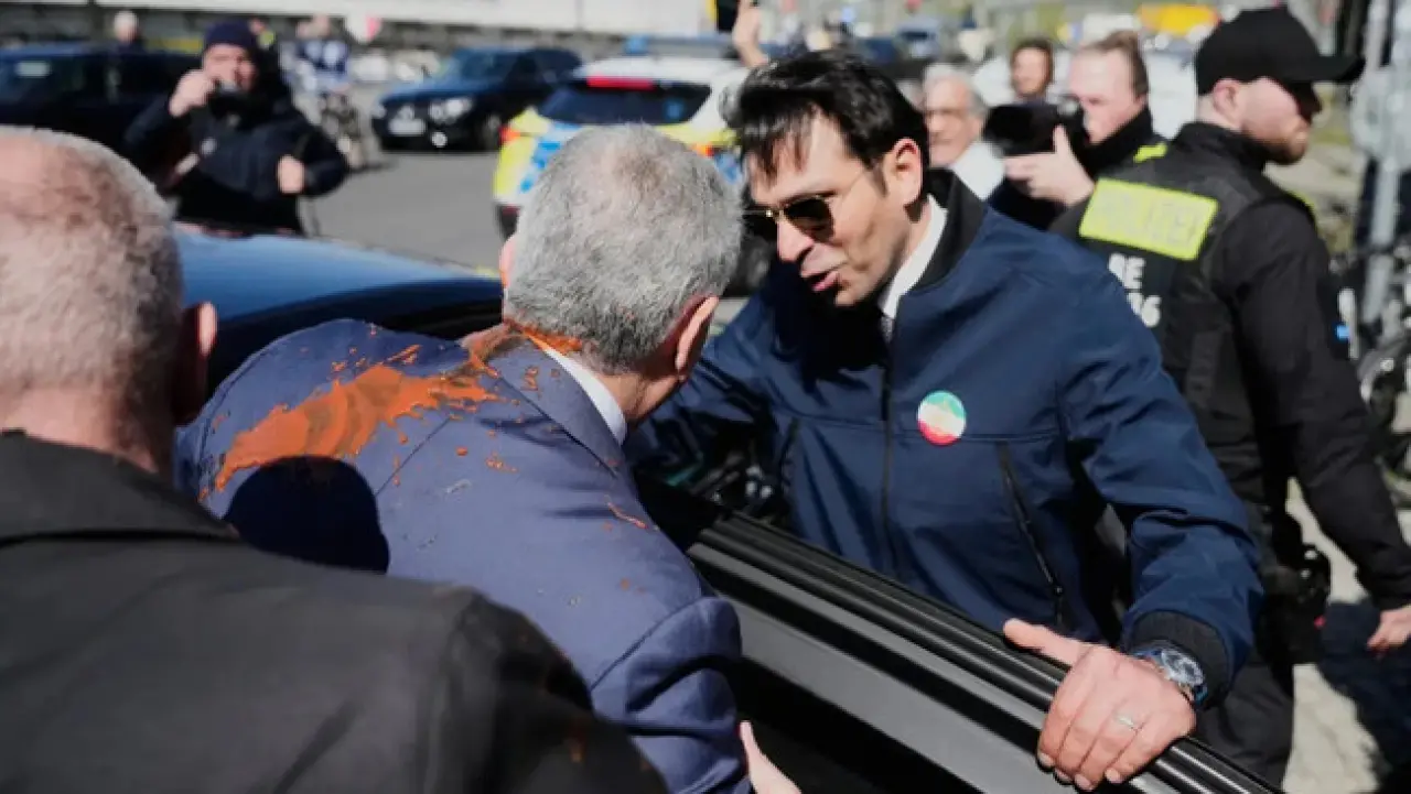 İşgal destekçisi Pehlevi’ye boyalı saldırı: Kameralar önünde hedef alındı - Resim : 1