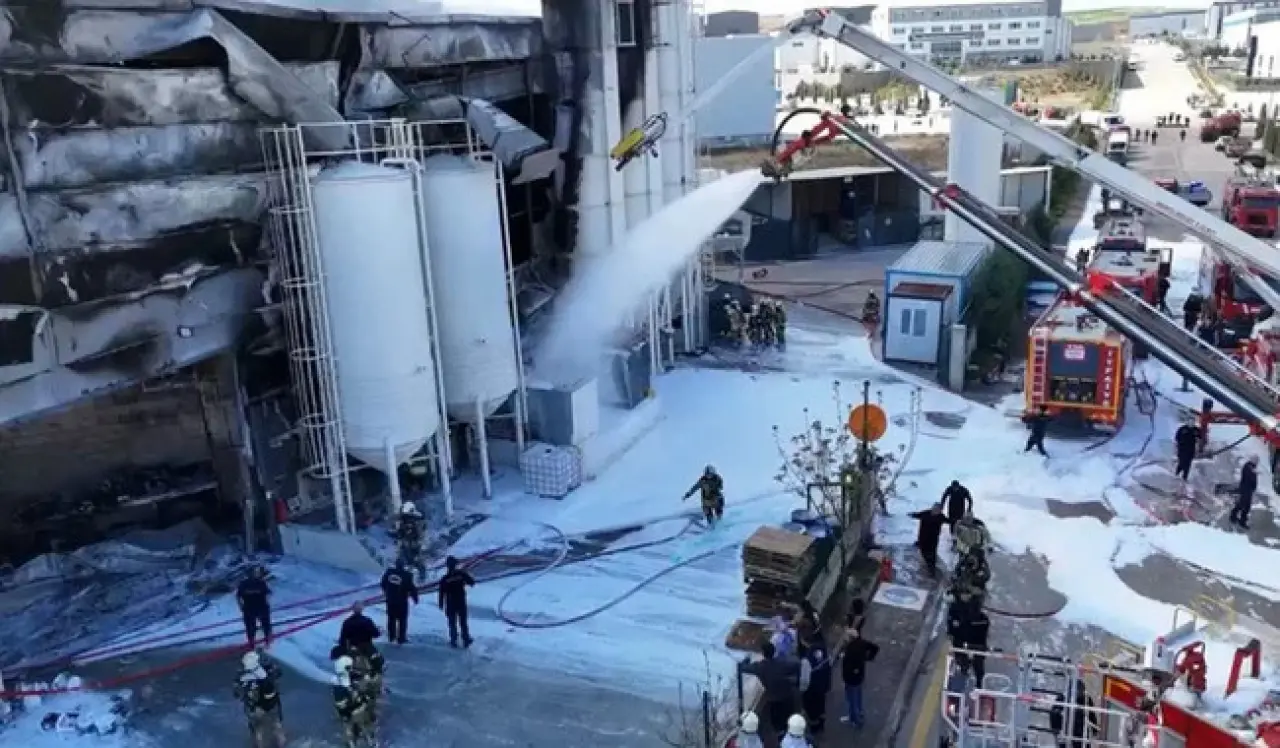 Ankara’da boya fabrikasında yangın: 1 işçi yaşamını yitirdi, 2 yaralı - Resim : 1