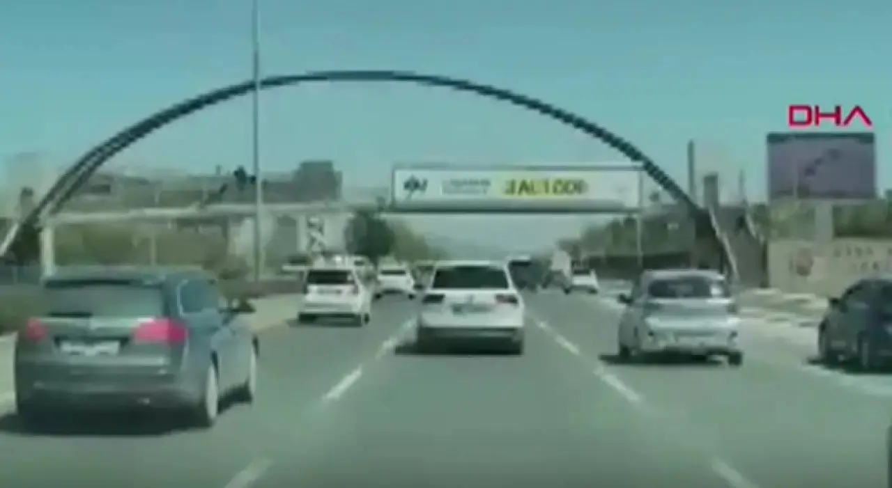 Ankara'da feci kaza! Üst geçitten düşüp otomobilin altında kaldı - Resim : 1