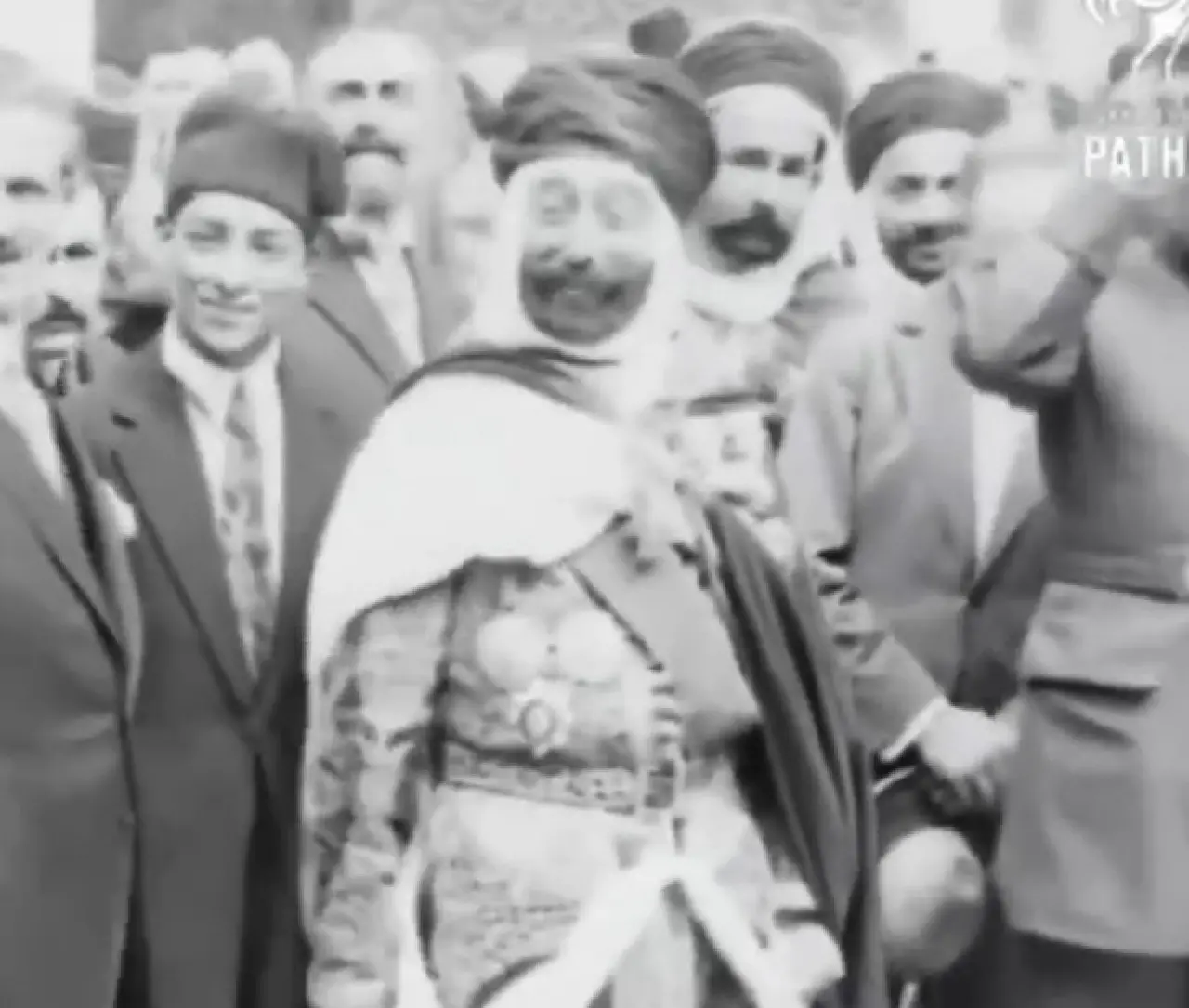 Cem Yılmaz'ın 100 yıl önceki ikizi gündem oldu: Ünlü isim kayıtsız kalamadı, paylaştı - Resim : 1
