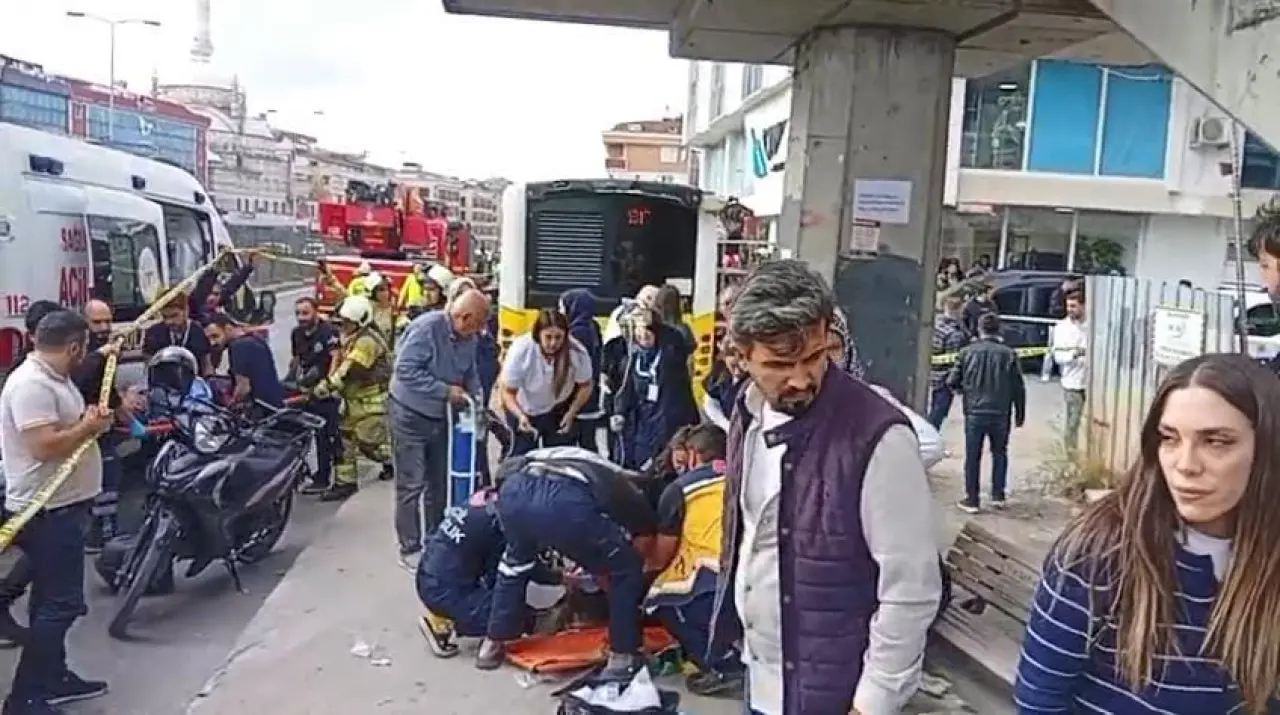 istanbul-cekmekoyde-otobus-duraga-gir-964610-286465.jpg