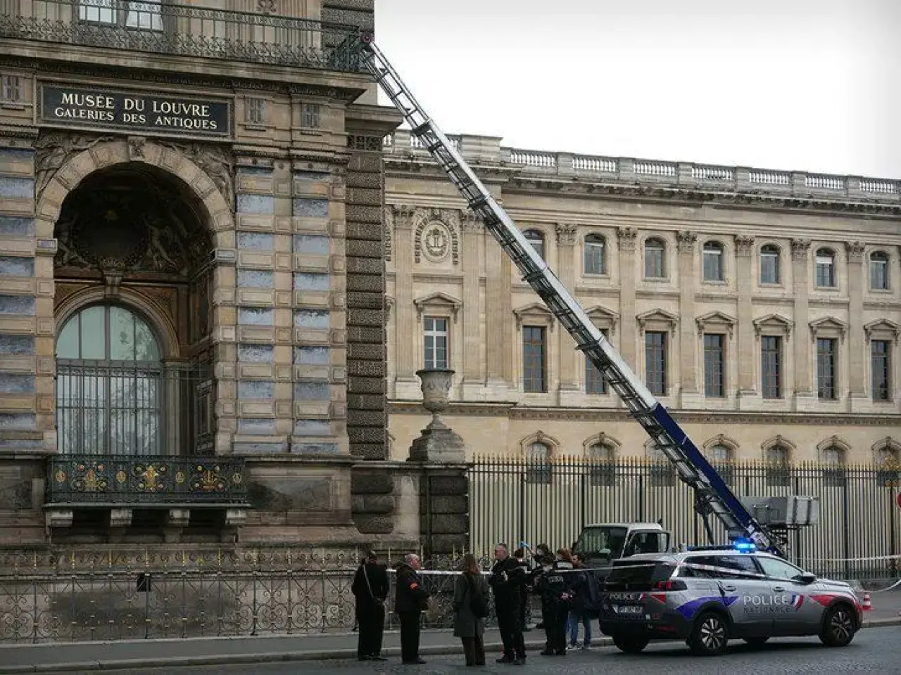 Louvre Müzesi soygunu nasıl gerçekleşti? Güpegündüz merdiven dayayıp görevli kılığında içeri girdiler! İşte 7 dakikalık şok soygunda çalınan paha biçilemez mücevherler - Sayfa 3