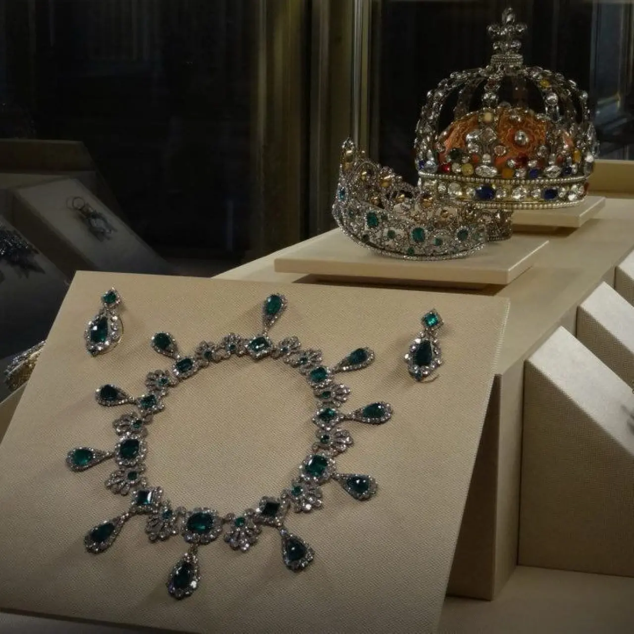 Louvre Müzesi soygunu nasıl gerçekleşti? Güpegündüz merdiven dayayıp görevli kılığında içeri girdiler! İşte 7 dakikalık şok soygunda çalınan paha biçilemez mücevherler - Sayfa 4