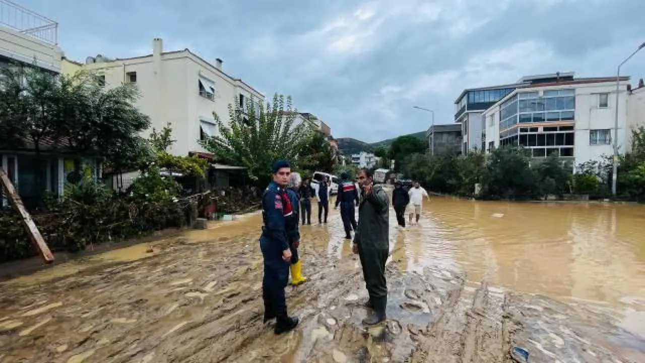 Foça’da sel felaketi! Metrekareye 155 kilo yağmur düştü, deniz taşkınla birleşti: 70 yaşındaki Bülent Kaptanoğlu aranıyor! Arabası bulundu... - Sayfa 5