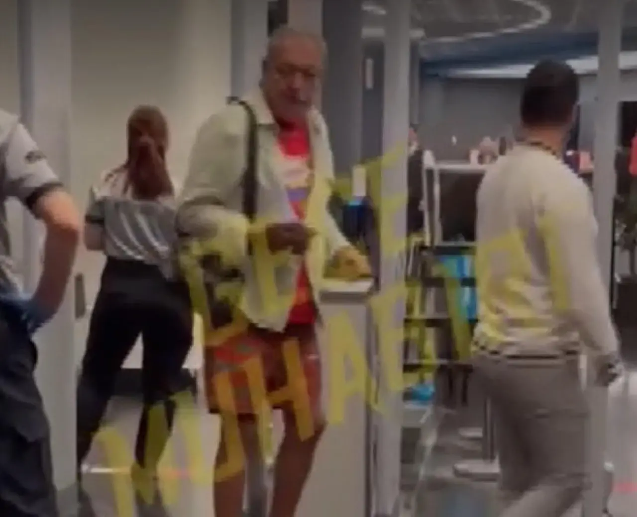 Reha Muhtar havalimanında çileden çıktı! O sözleri sosyal medyayı salladı - Resim : 1