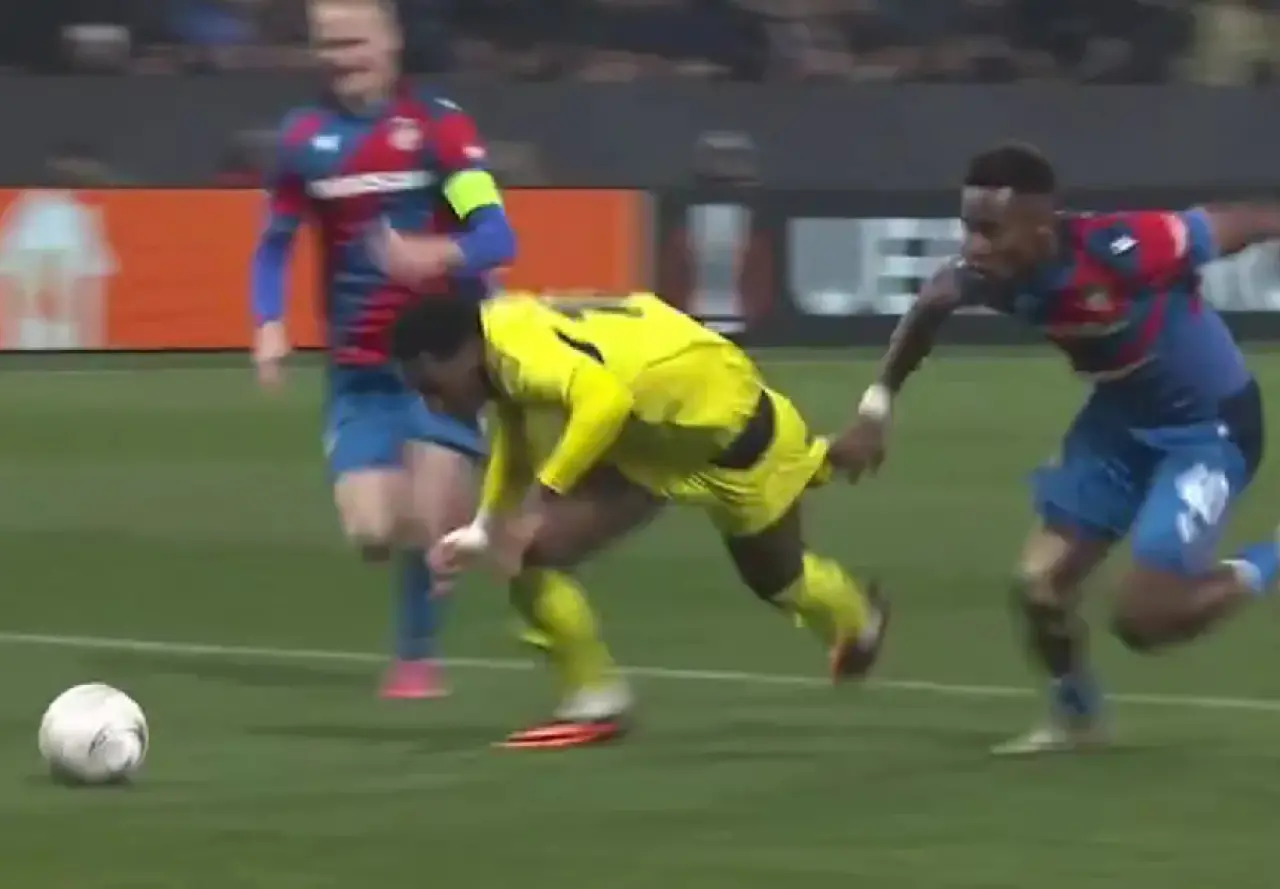 Maçın önüne geçen o an! VAR çağırdı hakem penaltıyı görmezden geldi! - Resim : 5