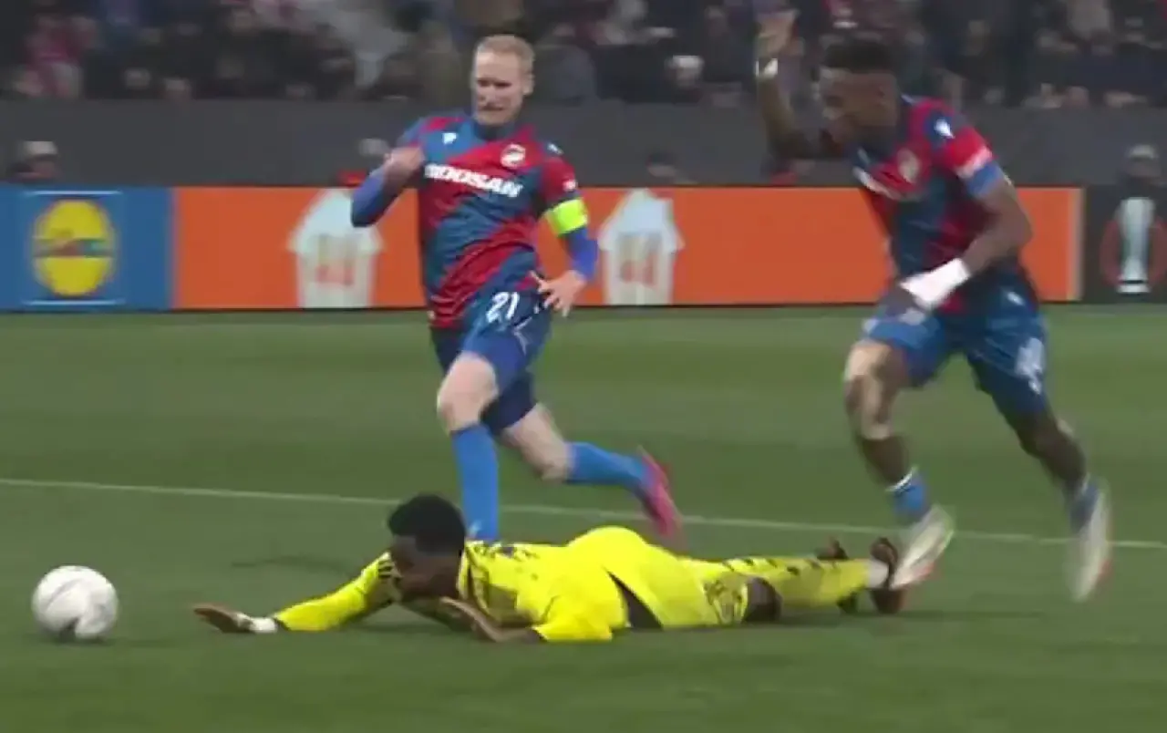 Maçın önüne geçen o an! VAR çağırdı hakem penaltıyı görmezden geldi! - Resim : 6