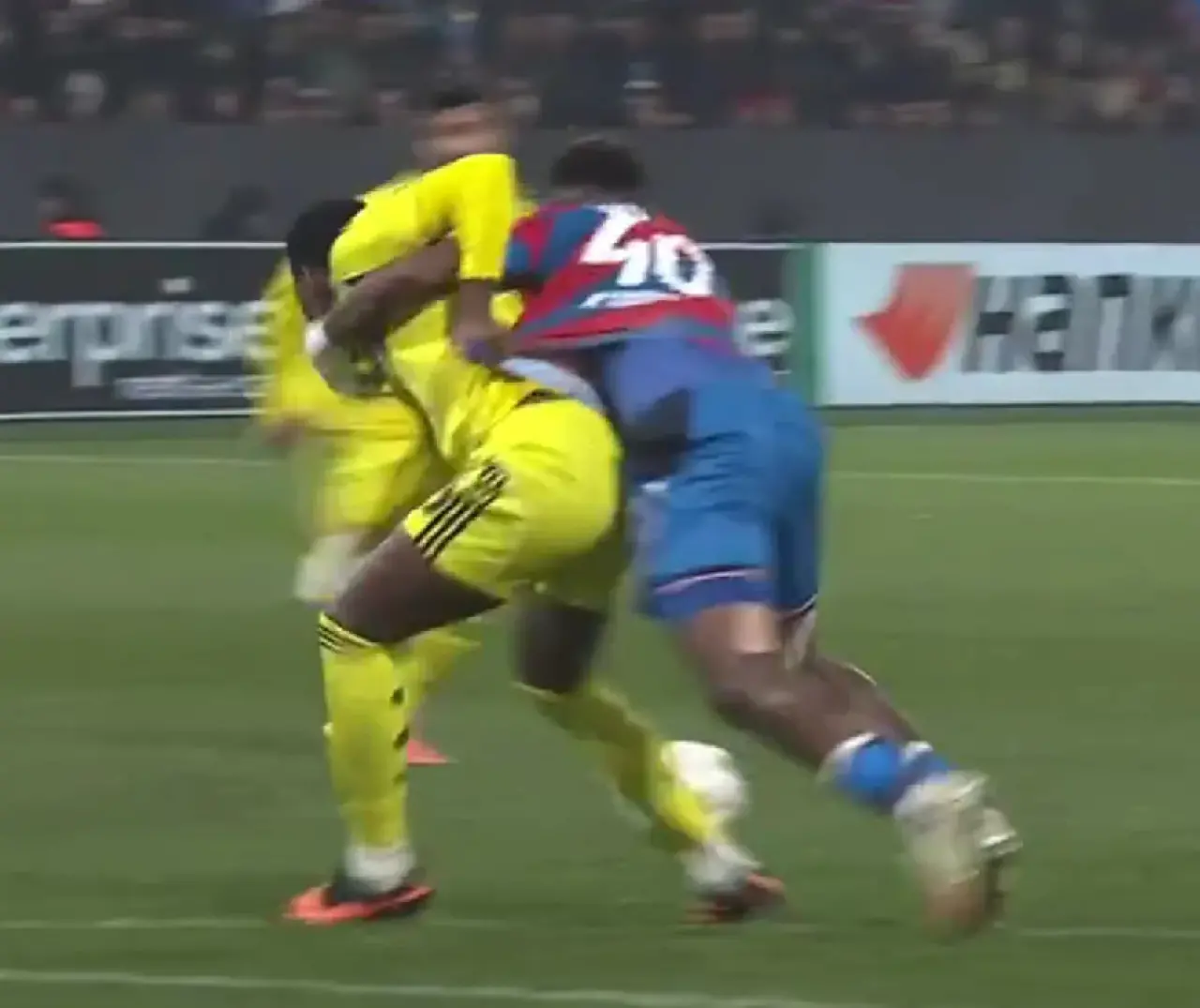 Maçın önüne geçen o an! VAR çağırdı hakem penaltıyı görmezden geldi!