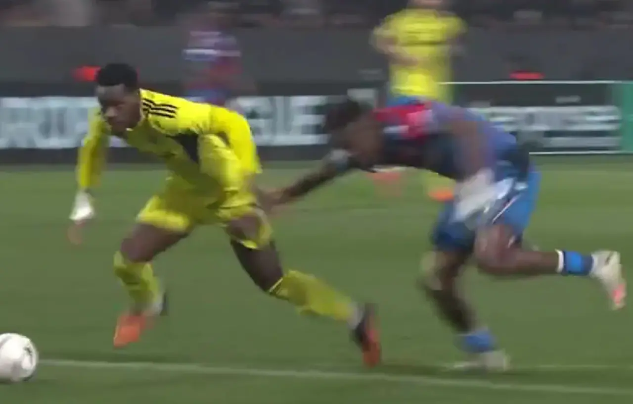 Maçın önüne geçen o an! VAR çağırdı hakem penaltıyı görmezden geldi! - Resim : 3