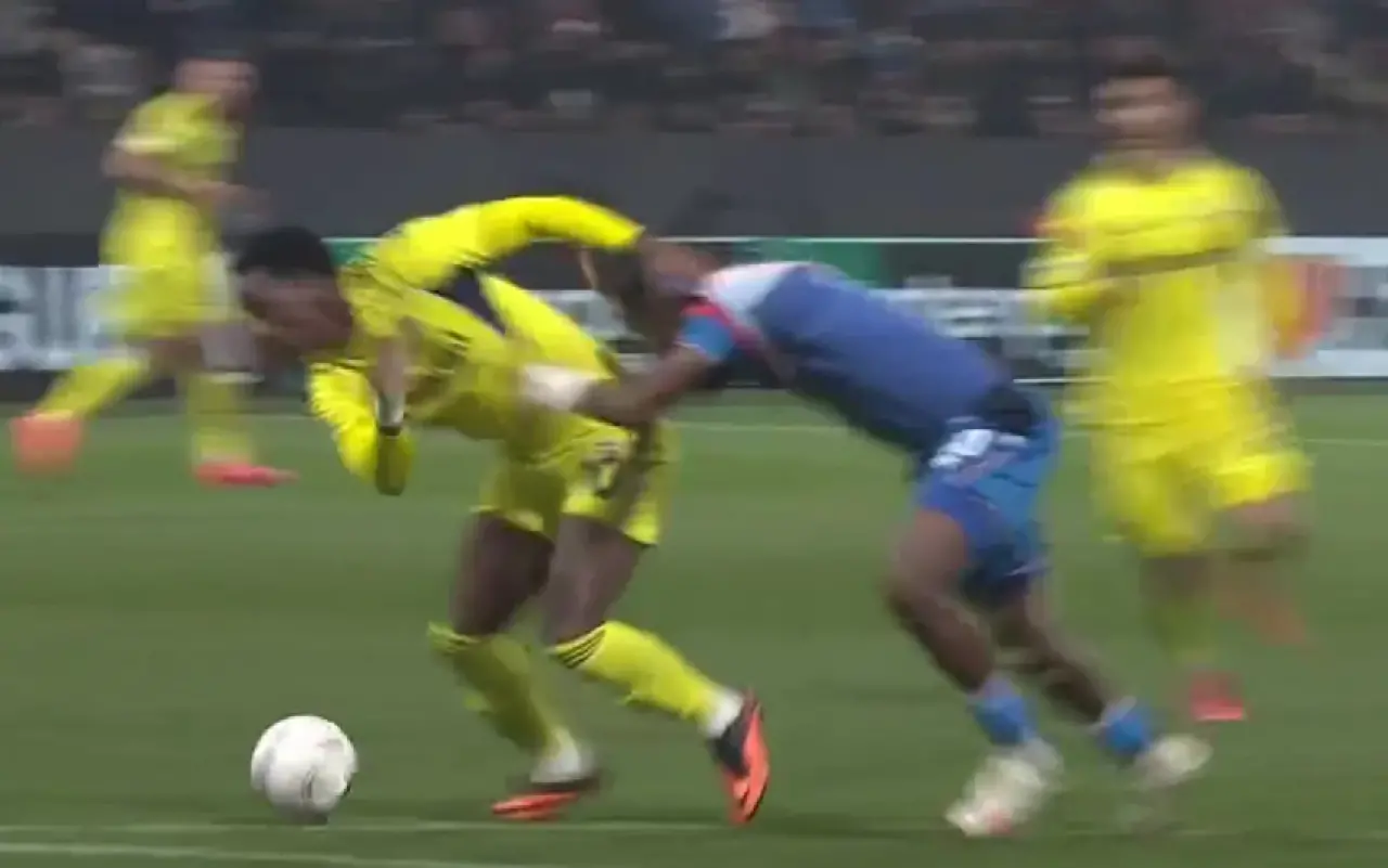 Maçın önüne geçen o an! VAR çağırdı hakem penaltıyı görmezden geldi! - Resim : 2