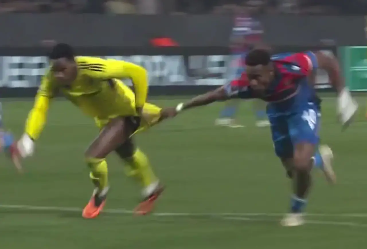 Maçın önüne geçen o an! VAR çağırdı hakem penaltıyı görmezden geldi! - Resim : 4