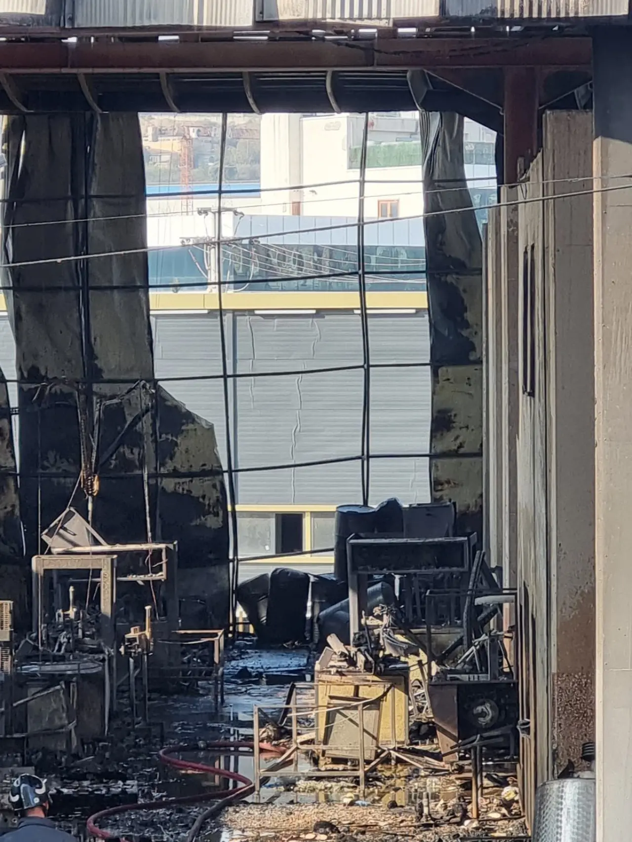 6 işçi yanarak can verdi, patron firari! Kocaeli Dilovası'nda parfüm fabrikasındaki yangında ölenlerin kimlikleri belli oldu! Faciadan kaçış anı kamerada... - Sayfa 4