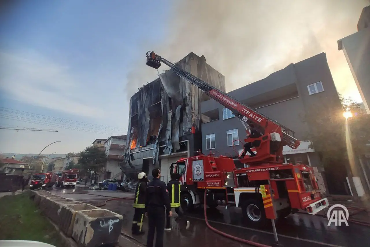 6 işçi yanarak can verdi, patron firari! Kocaeli Dilovası'nda parfüm fabrikasındaki yangında ölenlerin kimlikleri belli oldu! Faciadan kaçış anı kamerada... - Sayfa 2