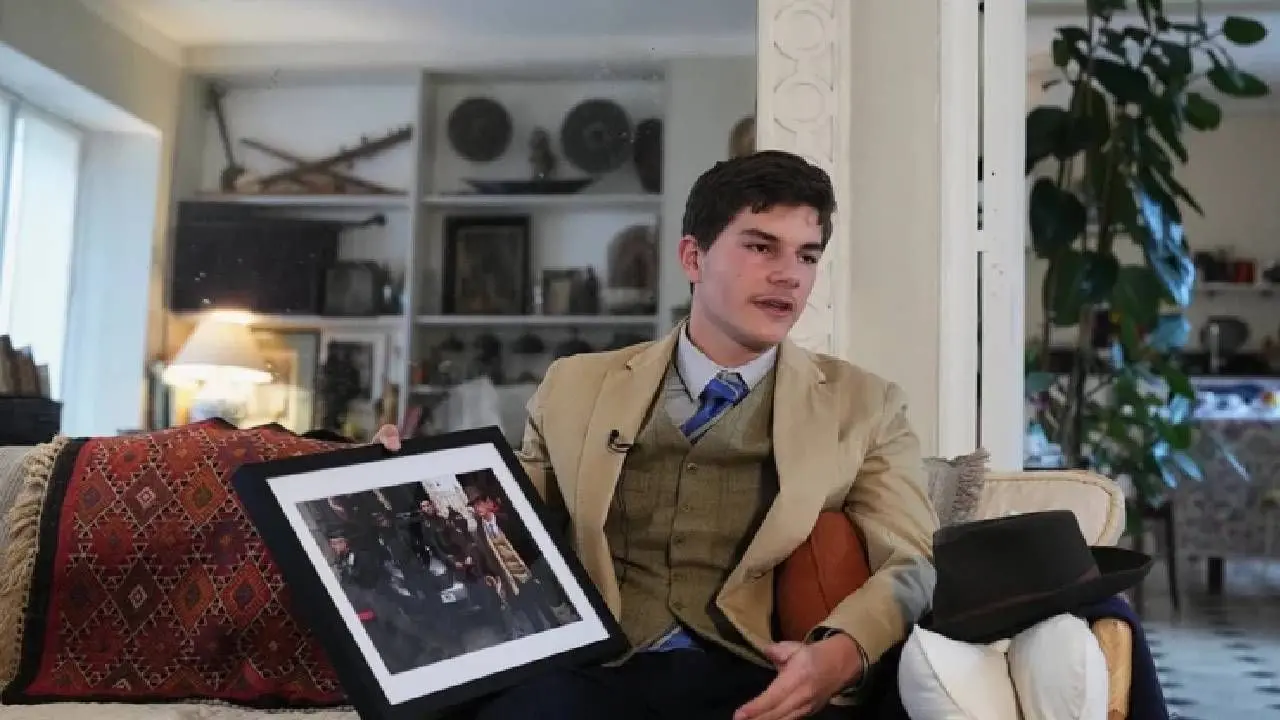 Dünya onu konuşuyordu! Louvre soygununu gölgede bırakan fötr şapkalı fenomenin sırrı çözüldü! Meğer kimmiş... - Sayfa 4